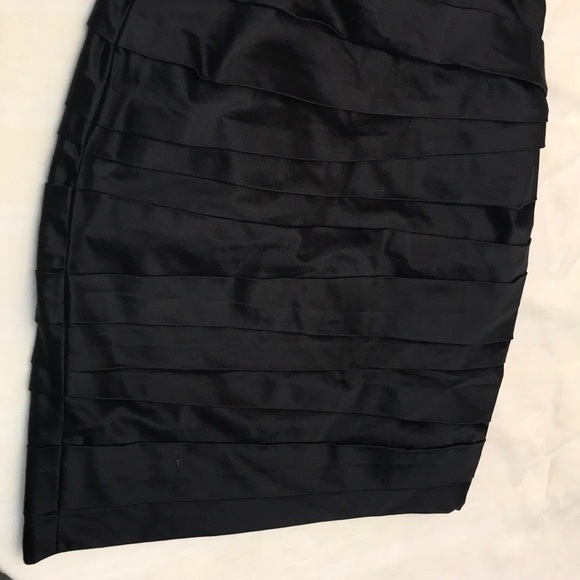 Strapless cocktail knee length dress. Satin - Picture 2 of 4